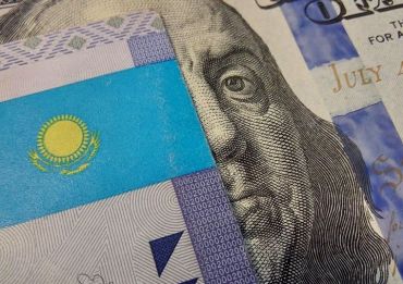 Как выгодно хранить деньги в долларах и тенге в Казахстане